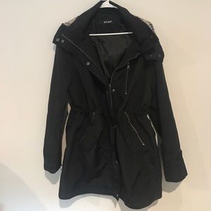 LIGHTWEIGHT RAIN JACKET